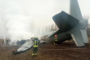 Personal de emergencias trabaja en el lugar de la caída de un avión militar ucraniano al sur de Kiev (AFP)