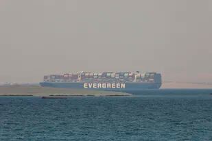El buque de carga Ever Given varado en el Canal de Suez, el 30 de marzo del 2021. (AP Foto/Mohamed Elshahed),