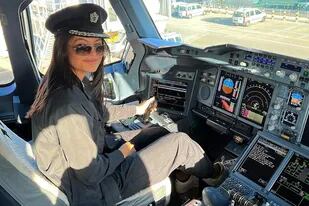 Emma Raducanu en la cabina de un avión: British Airways es uno de sus sponsors