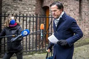 Mark Rutte al llegar al edificio Binnenhof, antes de tener una reunión con el gabinete para anunciar su dimisión
