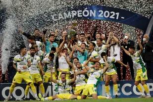 Para el álbum histórico: Defensa y Justicia celebra con la Recopa Sudamericana tras vencer a Palmeiras por penales en Brasilia
