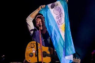 Chris Martin con una bandera argentina, imagen que volverá a repetirse este año en River, seguramente en cada una de las seis fechas confirmadas