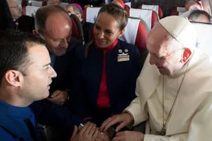 El Papa casó a dos tripulantes del Airbus en el vuelo que lo llevó a Iquique