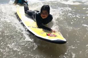 Liz, de 7 años, aprendió a surfear el año pasado cuando viajaron junto a Amigos en Movimiento a Mar del Plata. Este año, regresará al mar en noviembre.