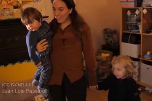 Stella Moris junto a los dos hijos que tuvo con Julian Assange