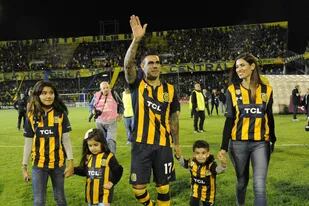 Herrera y su familia, en la despedida del delantero, en Arroyito