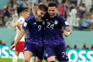 Julián Álvarez y Enzo Fernández festejan el gol de la Araña en la victoria 2-0 de la Argentina sobre Polonia; la conexión riverplatense se repitió en la selección en el Mundial de Qatar 2022