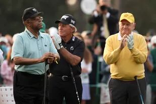 Lee Elder junto con Gary Player y Jack Nicklaus; los tres animaron la ceremonia de apertura antes del inicio de la primera ronda del Masters en Augusta National Golf Club