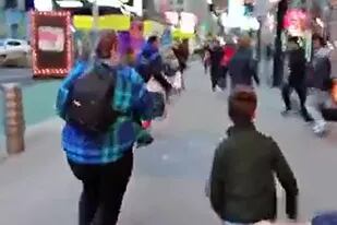 Terror en Times Square tras la explosión de una alcantarilla