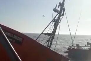 Se hundió un buque pesquero en aguas abiertas y su tripulación fue salvada por otro barco.