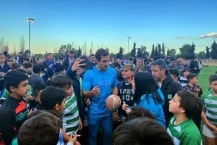 Nicolás Sánchez rodeado de chicos, en una actividad de los Pumas en Mendoza