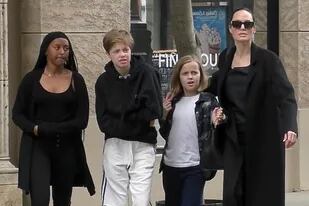 Jolie, de paseo por Los Angeles con sus hijos Zahara, Shiloh y Vivienne