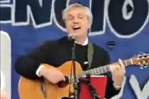 Alberto Fernández canta el tema "Solo se trata de Vivir" durante un acto en Florencio Varela