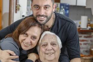Ezequiel Nizzero Cortese, junto a su abuela y a su madre