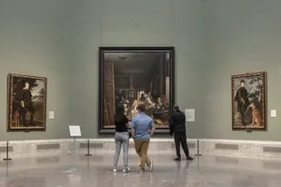 Una visita en la reapertura del Museo del Prado, en Madrid