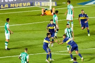 Edwin Cardona sacó el bombazo y generó la locura antes de señalar el cielo, dedicándoselo a Diego Maradona, y abrazar a Carlos Tevez.