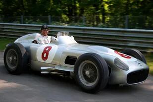 Después de ganar el título en 2017, el cuarto de su carrera, Lewis Hamilton se ilusionaba con alcanzar la marca de Juan Manuel Fangio, al que definió como "el padrino de todos los pilotos"; en el Gran Premio de Turquía, el británico festejó su séptima corona y emparejó a Michael Schumacher