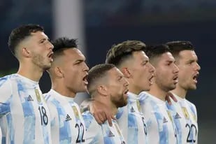 La selección argentina canta su himno nacional, previo al encuentro frente a Colombia: en el centro, Papu Gómez, que se destacó