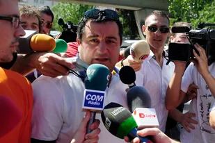 ARCHIVO - Foto del 26 de agosto del 2010, el agente de jugadores Mino Raiola llega al Camp Nou en Barcelona. El sábado 30 de abril del 2022, Raiola fallece a los 54 años tras una larga enfermedad. (AP Foto/Manu Fernandez, Archivo)