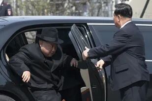 Kim desciende de una de las Maybach blindadas antes de su cumbre con con Putin