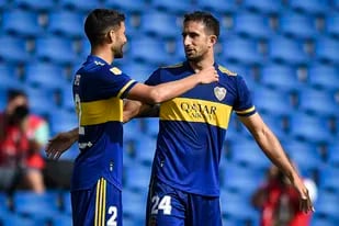 Lisandro López y Carlos Izquierdoz, la firme dupla de centrales de Boca, celebra el triunfo ante Lanús, por la fecha 12 de la Copa de la Liga Profesional 2021