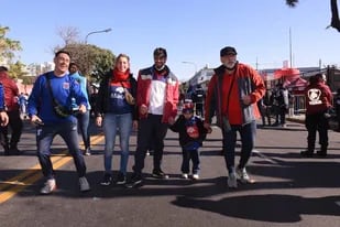 Hinchas de Tigre en el estadio de Huracán, para la semifinal con Argentinos Juniors