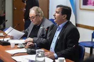 Los diputados oficialistas Marcelo Casaretto y Carlos Heller durante la reunión de la comisión de Presupuesto
