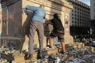 Militantes peronistas vandalizaron el memorial de las víctimas del Covid durante la movilización por el Día de la Lealtad en Plaza de Mayo