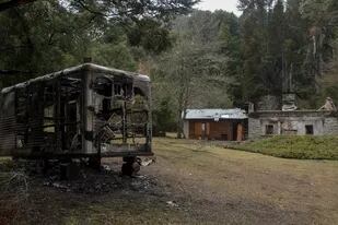 El puesto de la Gendarmeria Nacional, totalmente incendiado, en un predio donde hace dos meses una banda de delincuentes ya había quemado una casa en Villa Mascardi