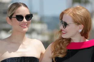 Marion Cotillard y Jessica Chastain en el photocall matutino frente al mar en Cannes, donde anunciaron que serán dos espías internacionales en el thriller "355", dirigido por Simon Kinberg, al que también se sumará Penélope Cruz