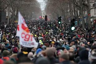 ARCHIVO - Manifestantes marchan durante una protesta contra la reforma de las pensiones, el jueves 19 de enero de 2023 en París. (AP Foto/Lewis Joly, Archivo)