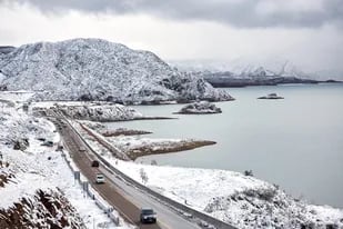 Las localidades mendocinas de Cacheuta y Potrerillos amanecieron con nieve hoy; son dos de los atractivos turísticos de la provincia