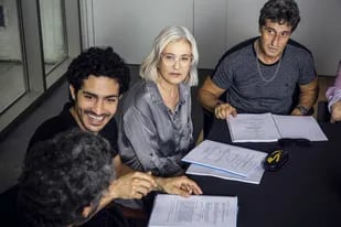Mercedes Morán, El Chino Darín y Diego Peretti, parte del elenco de la serie El reino para Netflix, leyendo el guion como parte del anuncio del proyecto, previo al comienzo de la pandeia