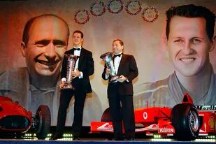 En 2002, Michael Schumacher alcanzó el récord de cinco coronas de Fórmula 1 de Juan Manuel Fangio, y en la premiación anual la Federación Internacional del Automóvil recordó al argentino, campeón en 1956 con Ferrari; en aquella gala en Mónaco, Jean Todt, el jefe de equipo, representó a la escudería