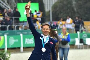 José María Larocca con su medalla plateada individual en los Juegos Panamericanos Lima 2019; el jinete vive en Europa desde hace 25 años, pero siempre representa a la Argentina.