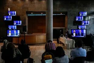 Periodistas miran el debate presidencial entre Gabriel Boric  y Jose Antonio Kast