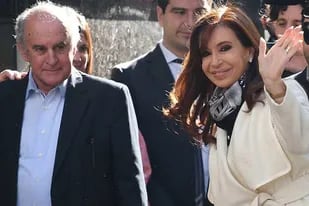 Cristina Kirchner y Oscar Parrilli en la entrada del Instituto Patria