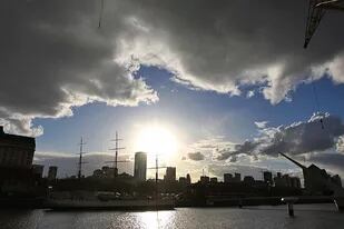 El pronóstico para la Ciudad de Buenos Aires espera un cielo parcialmente nublado para este lunes y condiciones similares para la semana
