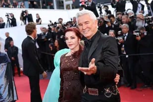 Priscilla Presley y el director Baz Luhrmann posan al llegar al estreno de "Elvis" en el Festival Internacional de Cine de Cannes, en el sur de Francia, el miércoles 25 de mayo de 2022. (Foto por Vianney Le Caer/Invision/AP)