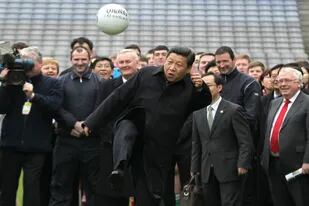 El entonces vicepresidente chino Xi Jinping patea una pelota mientras visita Croke Park en Dublín, Irlanda, el 19 de febrero de 2012.