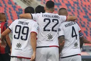 Giovanni Simeone festeja su gol ante Bologna con el griego Lykogiannis y el belga Nainggolan