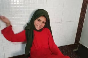 Amina, de 10 años, sonríe ante la noticia de que irá a la escuela por primera vez