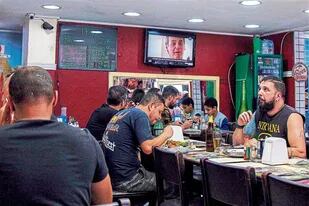 El spot de Bolsonaro, seguido en un bar de San Pablo
