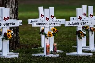 Cruces adornan un monumento improvisado para las víctimas del tiroteo en la Escuela Primaria Robb en Uvalde, Texas, el 26 de mayo de 2022.