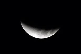 En los eclipses lunares es la Tierra la que se interpone entre la Luna y el Sol, aunque técnicamente es la Luna la que entra en una de las zonas de sombra o penumbra de la Tierra.