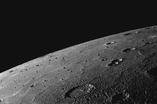 Con dos quintas partes del tamaño de la Tierra, Mercurio tiene solo una astilla de atmósfera, llamada exosfera