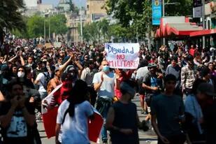 Exigiendo "dignidad" centenares de chilenos se han manifestado en las calles