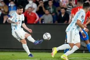 A Lionel Messi buscaron frenarlo con faltas los jugadores de Paraguay