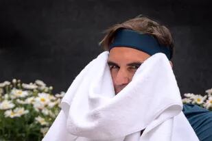 El suizo Roger Federer se seca la cara con una toalla mientras reacciona durante su partido de tenis ATP 250 Abierto de Ginebra contra el español Pablo Andujar