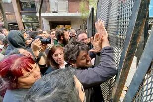 Juan Grabois, junto a un grupo de manifestantes, contra el vallado en las inmediaciones del domicilio de Cristina Kirchner